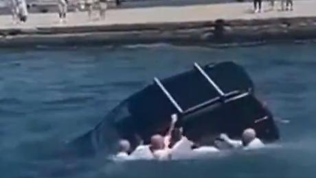 Cade con l'auto in mare, salvato dai cadetti che si tuffano in acqua: il video