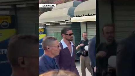 Il bellissimo Michele Morrone incanta il teatro Antico di Taormina