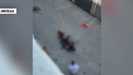 Uomo muore dopo essere stato ammanettato dalla polizia: il video dell'intervento
