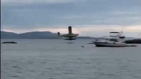 Un idrovolante si schianta e brucia a Seattle, un video amatoriale mostra gli attimi fatali