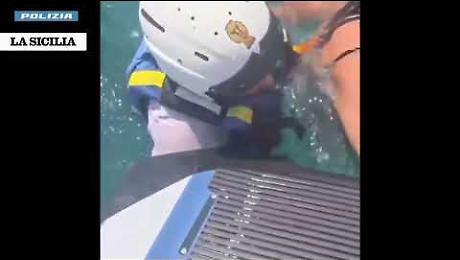 Trascinata dalla corrente nel mare dell'Acese resta tre ore alla deriva: poliziotti la salvano