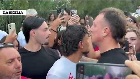 Temptation Island, Giovanni Grazioso assediato dai fans ad Adrano 