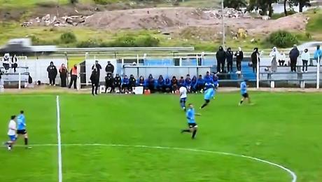 Il difensore rinvia, il pallone finisce in strada e provoca un incidente: il video fa il giro del web
