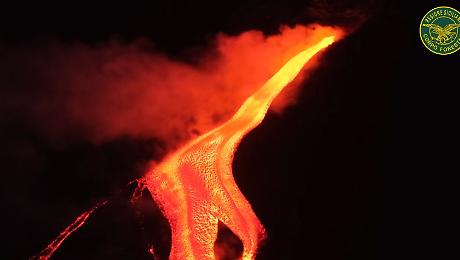 A due passi dalla nuova bocca eruttiva dell'Etna: il video della Forestale