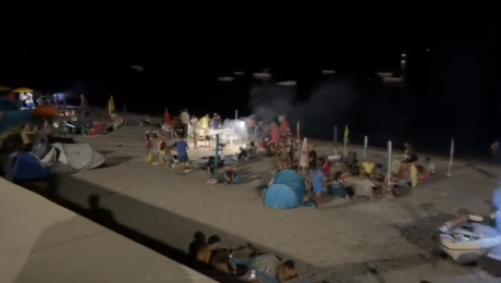 Ferragosto 2026, pienone in spiaggia a Letojanni per la notte pi&ugrave; lunga dell'estate: il video