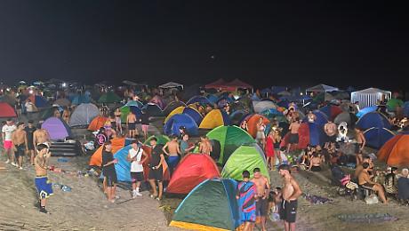 Notte di Ferragosto sull'Ionio: Fondachello e Marina di Cottone trasformate in discariche dopo bivacchi abusivi