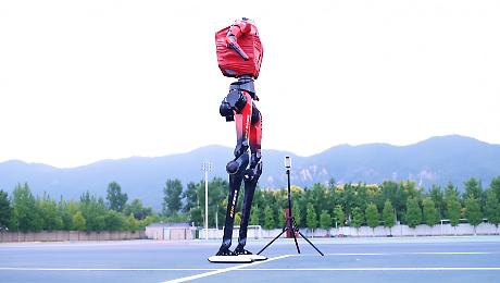 La macchina supera l'uomo: Lightning corre i 100 metri in 9,32 secondi (pi&ugrave; veloce del record di Bolt) VIDEO