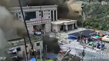 Tibet, un'enorme ondata spazza via un intero villaggio: la videosorveglianza ha ripreso il momento del disastro