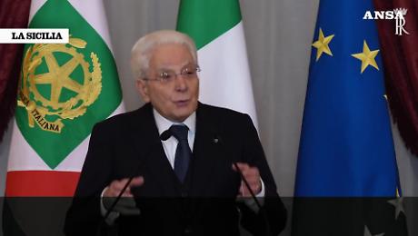 Il presidente Mattarella: &laquo;Se i potenti usassero autoironia, eviterebbero imbarazzi&raquo;