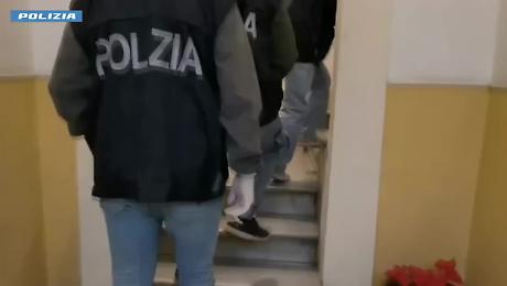 Marijuana coltivata indoor e laboratorio per documenti falsi, il doppio business di un 49enne di Catania