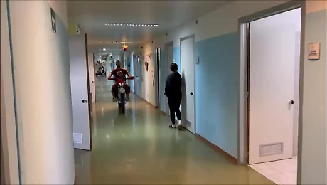 Sulla moto tra i corridoio del reparto di Pediatria: il regalo ai piccoli pazienti del San Giovanni di Dio