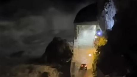 Auto nel pieno di una mareggiata a Scilla: cos&igrave; hanno rischiato di essere travolte VD