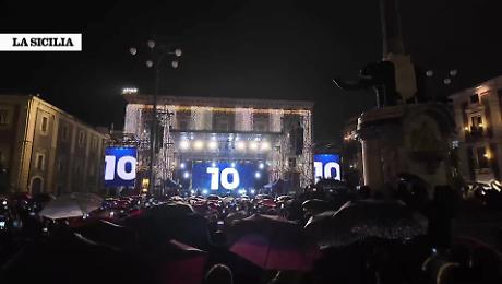 Capodanno in piazza Duomo a Catania: oltre ottomila sotto la pioggia tra musica. Il video