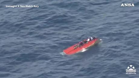 Migranti, il video del difficile salvataggio sulla barca capovolta: 32 superstiti e 80 dispersi