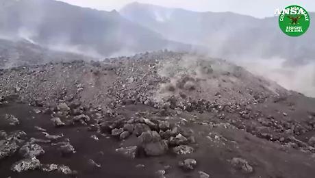 Etna, il video della nuova colata che avanza: &egrave; arrivata a 1.400 metri di quota