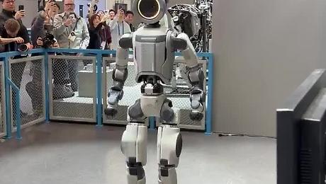 Imprevisto al CES: Atlas tenta un salto mortale, perde componenti ma si rialza