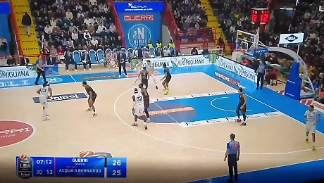 Basile schiaccia troppo forte e rompe il canestro: sospesa Napoli - Cant&ugrave;