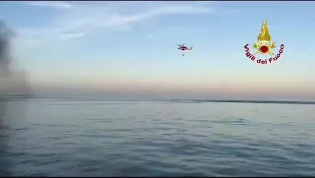 Yacht di lusso prende fuoco e affonda, in salvo le 10 persone a bordo