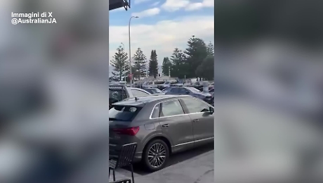 Gli spari, la paura, le grida, il fuggi-fuggi: le immagini dell'attentato  a Bondi Beach