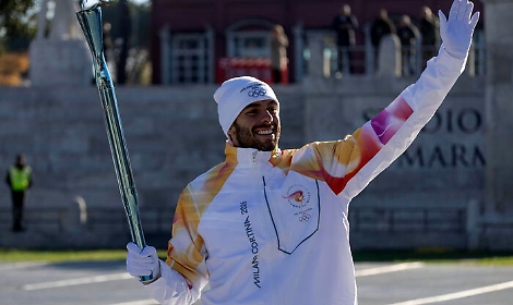 Parte il viaggio della fiamma olimpica di Milano Cortina: Paltrinieri è il primo tedoforo della lunga staffetta