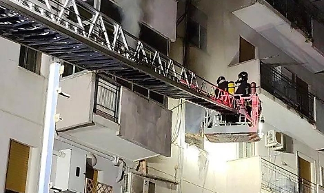Incendio in via Laurana a Palermo: evacuati residenti e salvati anche gli animali