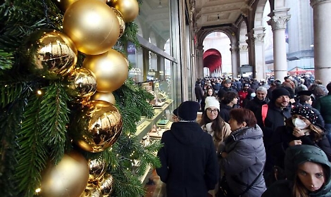 Tredicesime più ricche: per i regali di Natale gli italiani spenderanno 10 miliardi, ma occhio al rischio usura