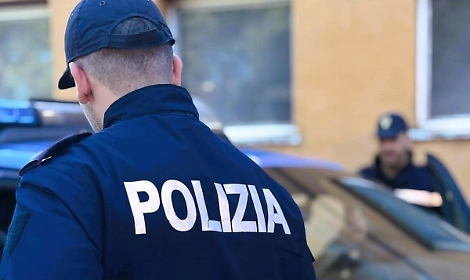 Non dava pace all'ex marito e alla compagna: divieto di avvicinamento con braccialetto elettronico per 53enne