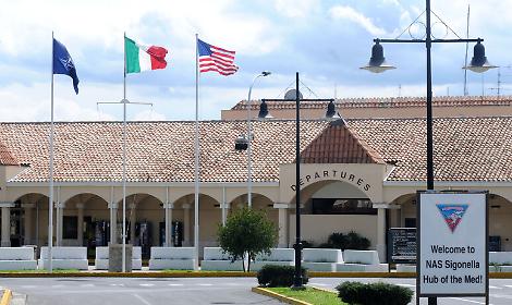 L'ultima minaccia di Trump: &laquo;Ritiro i soldati Usa da Italia e Spagna&raquo;. Che farebbe Sigonella?