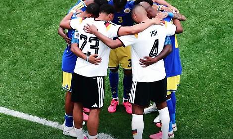Un gesto che vale pi&ugrave; di una vittoria o di una rete storica. Bel gesto tra i giocatori della Germania e del Cara&ccedil;ao al termine del match