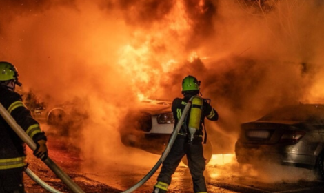 Notte di fuoco a Ribera, furgone in fiamme danneggia una casa: si segue la pista dolosa