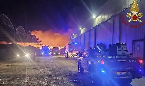 Incendio distrugge l'impianto per la raccolta differenziata: bruciano i capannoni della Sarco, a Marsala. Analisi dell'Arpa