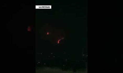 Le immagini notturne dell'eruzione dell'Etna