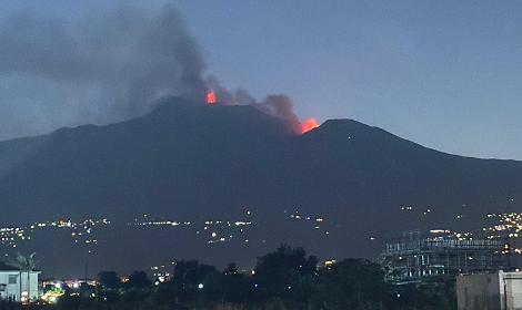 Nuovo parossismo sull'Etna: fontane di fuoco e colata a 2.700 m nella Valle del Leone