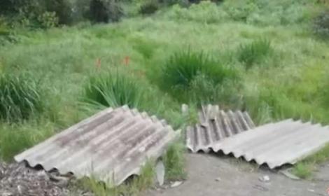 Via Gravina, abbandonate trenta lastre di eternit: &laquo;Responsabili individuati&raquo;