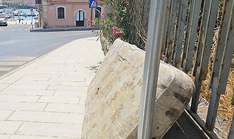 Lo Sbarcadero rinasce, il degrado resta: materasso abbandonato sul marciapiede