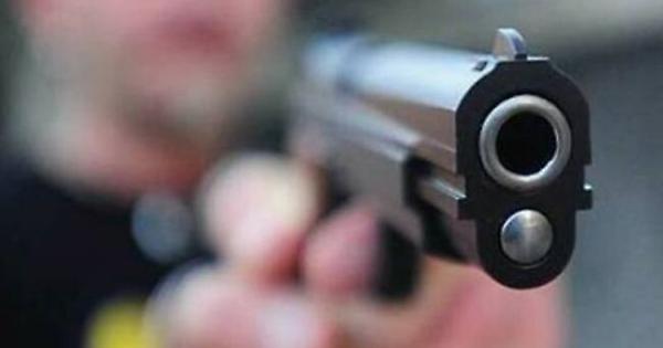 Estrasse la pistola quando i poliziotti fecero irruzione in casa: ora è arrivata la condanna in appello