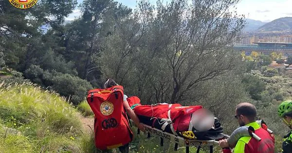 Climber finisce violentemente contro una parete rocciosa dopo un volo ...