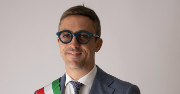 A due passi da Niscemi, il sindaco di Acate: "Vi invitiamo al nostro Carnevale per abbracciarvi". E giù critiche