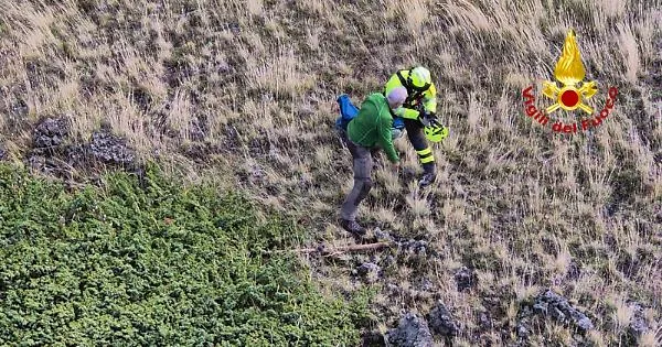 Elicottero dei vigili del fuoco recupera un escursionista tedesco di 65 ...