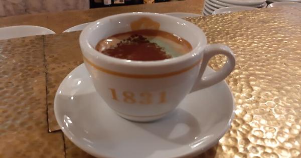 驚いたことに、コーヒーは長生きしますが、コーヒーを飲む瞬間が重要です