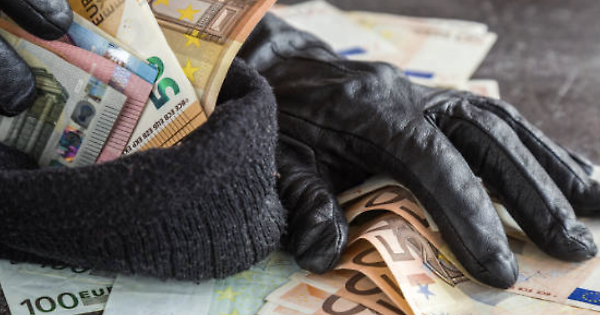 Comiso, chiede di aprire un conto corrente ma era la scusa per una rapina: 43enne ai domiciliari