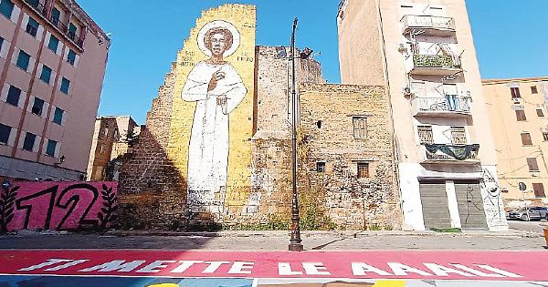 https://www.lasicilia.it/resizer/600/315/true/gn4/45236/GN4_DAT_45236393.jpg--la_street_art_con_lo_slogan_del_drink__l_attacco_dell_opposizione___pubblicita_abusiva_.jpg