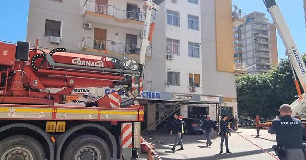 La gru che si spezza, il volo di 30 metri e la morte di due operai che ...