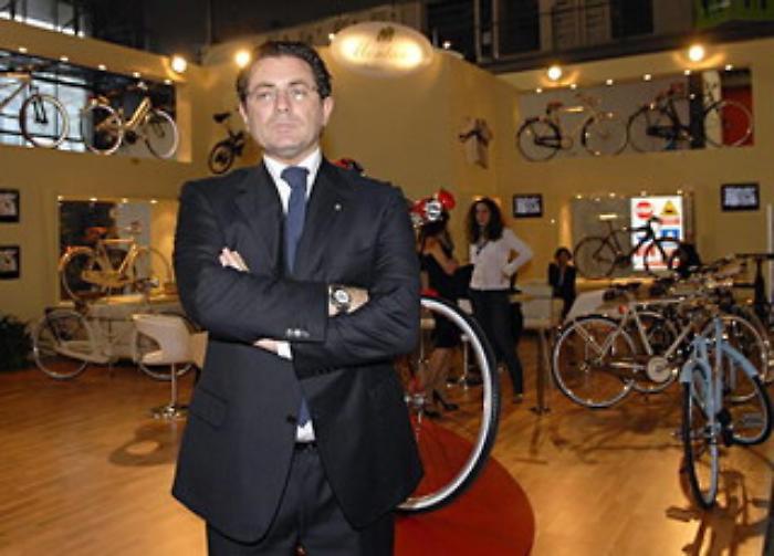 Montante nella sua fabbrica di biciclette