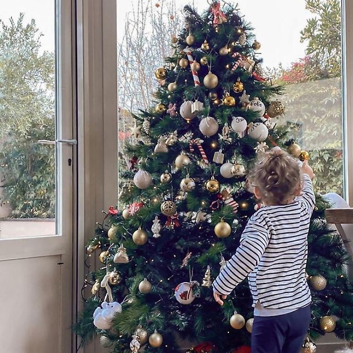 L'albero di Natale della casa di Costanza Caracciolo e Bobo Vieri. Nella foto la piccola Stella