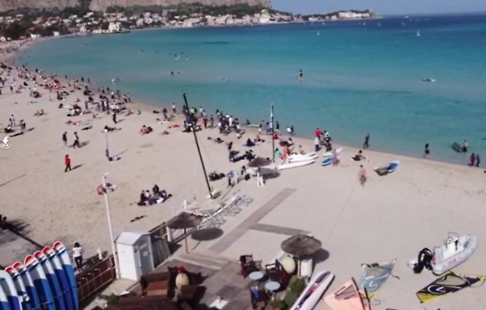 la spiaggia di Mondello a Palermo