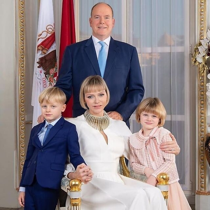 La famiglia reale monegasca nella foto-cartolina del Natale 2020