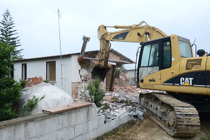Oasi del Simeto a Catania, demolita villetta abusiva in riva al mare