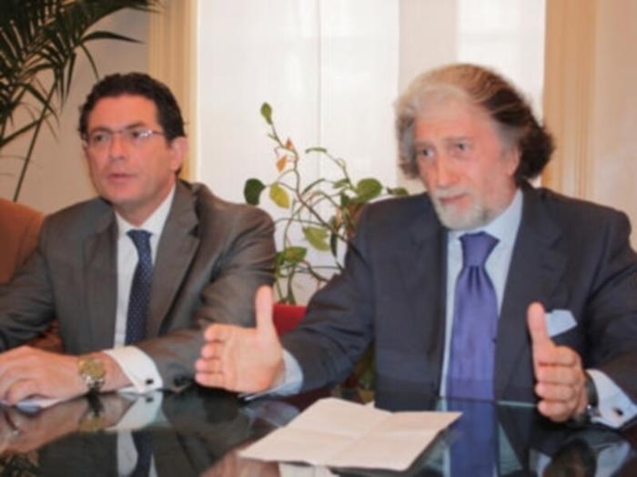 Antonello Montante mentre firma un protoccolo antimafia a Caltanissetta con il pm Roberto Scarpinato