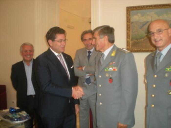 Montante mentre ricevi i vertidi della Guardia di Finanza nella sede della Camera di commercio di Caltanissetta